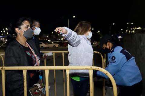 MEX8497.PUEBLA (MÉXICO), 18/03/2022.- Personal de seguridad requisa hoy a los aficionados que acceden al Estadio Cuauhtémoc, previo al partido entre Puebla y Santos correspondiente a la jornada 11 del torneo Clausura 2022 de la Liga MX, en Puebla (México). EFE/Hilda Ríos