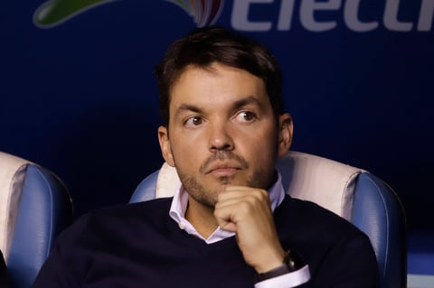 MEX8515. PUEBLA (MÉXICO), 18/03/2022.- El entrenador de Puebla, Nicolás Larcamón, durante un partido ante Santos correspondiente a la jornada 11 del torneo Clausura 2022 del fútbol profesional mexicano, disputado en el Estadio Cuauhtémoc, en Puebla (México). EFE/ Hilda Ríos