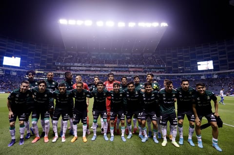 MEX8515. PUEBLA (MÉXICO), 18/03/2022.- Los jugadores de Santos posan durante un partido ante Puebla correspondiente a la jornada 11 del torneo Clausura 2022 del fútbol profesional mexicano, disputado en el Estadio Cuauhtémoc, en Puebla (México). EFE/ Hilda Ríos