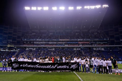 MEX8515. PUEBLA (MÉXICO), 18/03/2022.- Jugadores y sus familias posan con un cartel que dice “#UnidosSomosMásFuertes”, previo un partido entre Puebla y Santos correspondiente a la jornada 11 del torneo Clausura 2022 del fútbol profesional mexicano, disputado en el Estadio Cuauhtémoc, en Puebla (México). EFE/ Hilda Ríos