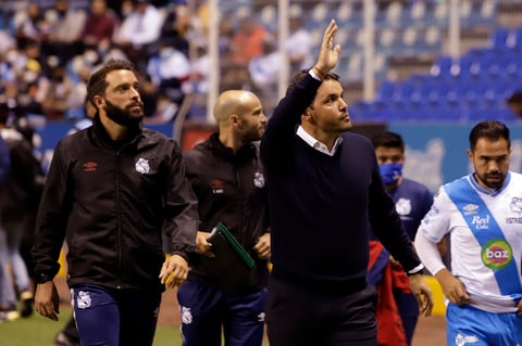 MEX8515. PUEBLA (MÉXICO), 18/03/2022.- El entrenador de Puebla, Nicolás Larcamón, durante un partido ante Santos correspondiente a la jornada 11 del torneo Clausura 2022 del fútbol profesional mexicano, disputado en el Estadio Cuauhtémoc, en Puebla (México). EFE/ Hilda Ríos