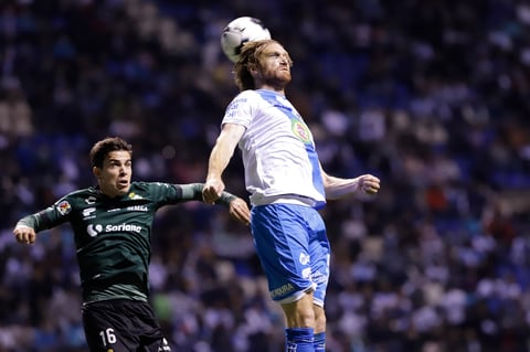 MEX8515. PUEBLA (MÉXICO), 18/03/2022.- Fernando Aristeguieta (d) de Puebla disputa el balón con Ulises Rivas de Santos, durante un partido correspondiente a la jornada 11 del torneo Clausura 2022 del fútbol profesional mexicano, disputado en el Estadio Cuauhtémoc, en Puebla (México). EFE/ Hilda Ríos