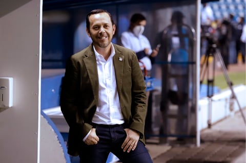 MEX8515. PUEBLA (MÉXICO), 18/03/2022.- El entrenador de Santos, Eduardo Fentanes, durante un partido ante Puebla correspondiente a la jornada 11 del torneo Clausura 2022 del fútbol profesional mexicano, disputado en el Estadio Cuauhtémoc, en Puebla (México). EFE/ Hilda Ríos