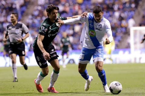 MEX8515. PUEBLA (MÉXICO), 18/03/2022.- Maximiliano Araujo (d) de Puebla disputa el balón con Carlos Orrantia de Santos, durante un partido correspondiente a la jornada 11 del torneo Clausura 2022 del fútbol profesional mexicano, disputado en el Estadio Cuauhtémoc, en Puebla (México). EFE/ Hilda Ríos