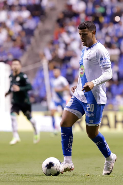 MEX8515. PUEBLA (MÉXICO), 18/03/2022.- Maximiliano Araujo de Puebla en acción ante Santos, durante un partido correspondiente a la jornada 11 del torneo Clausura 2022 del fútbol profesional mexicano, disputado en el Estadio Cuauhtémoc, en Puebla (México). EFE/ Hilda Ríos