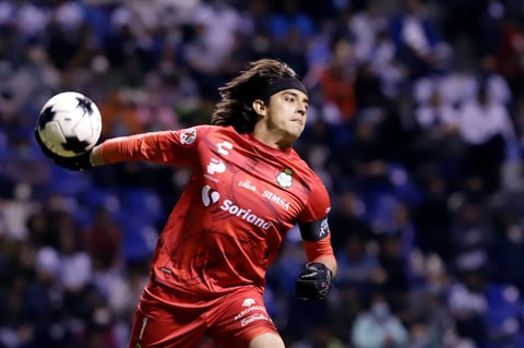 MEX8515. PUEBLA (MÉXICO), 18/03/2022.- Carlos Acevedo de Santos en acción ante Puebla, durante un partido correspondiente a la jornada 11 del torneo Clausura 2022 del fútbol profesional mexicano, disputado en el Estadio Cuauhtémoc, en Puebla (México). EFE/ Hilda Ríos