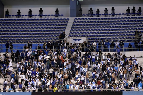 MEX8515. PUEBLA (MÉXICO), 18/03/2022.- Aficionados de Puebla animan ante Santos, durante un partido correspondiente a la jornada 11 del torneo Clausura 2022 del fútbol profesional mexicano, disputado en el Estadio Cuauhtémoc, en Puebla (México). EFE/ Hilda Ríos