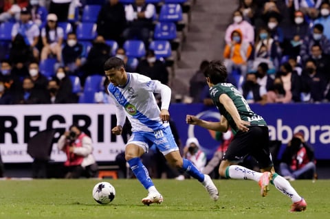 MEX8515. PUEBLA (MÉXICO), 18/03/2022.- Maximiliano Araujo (i) de Puebla disputa el balón con Carlos Orrantia de Santos, durante un partido correspondiente a la jornada 11 del torneo Clausura 2022 del fútbol profesional mexicano, disputado en el Estadio Cuauhtémoc, en Puebla (México). EFE/ Hilda Ríos