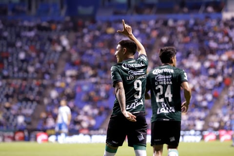 MEX8515. PUEBLA (MÉXICO), 18/03/2022.- Leonardo Suárez de Santos celebra un gol ante Puebla, durante un partido correspondiente a la jornada 11 del torneo Clausura 2022 del fútbol profesional mexicano, disputado en el Estadio Cuauhtémoc, en Puebla (México). EFE/ Hilda Ríos