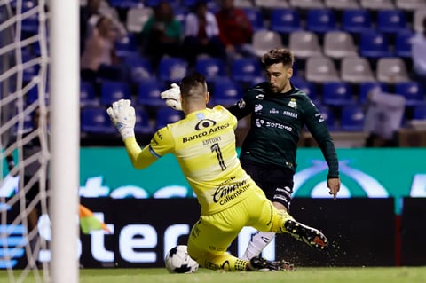 MEX8515. PUEBLA (MÉXICO), 18/03/2022.- Anthony Silva (i) de Puebla disputa el balón con Facundo Gorriarán de Santos, durante un partido correspondiente a la jornada 11 del torneo Clausura 2022 del fútbol profesional mexicano, disputado en el Estadio Cuauhtémoc, en Puebla (México). EFE/ Hilda Ríos