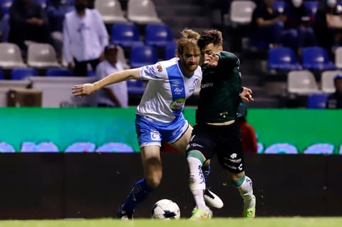 MEX8515. PUEBLA (MÉXICO), 18/03/2022.- Fernando Aristeguieta (i) de Puebla disputa el balón con Facundo Gorriarán de Santos, durante un partido correspondiente a la jornada 11 del torneo Clausura 2022 del fútbol profesional mexicano, disputado en el Estadio Cuauhtémoc, en Puebla (México). EFE/ Hilda Ríos