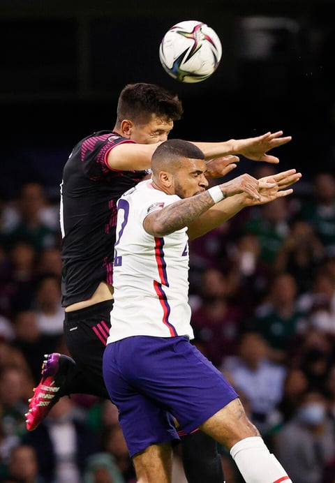 AMDEP8271. CIUDAD DE MÉXICO (MÉXICO), 24/03/2022.- César Montes (i) de México disputa el balón con Deandre Yedlin de EE.UU. durante un partido de las eliminatorias de la Concacaf entre México y Estados Unidos, hoy, en el estadio Azteca en Ciudad de México (México). EFE/ José Méndez