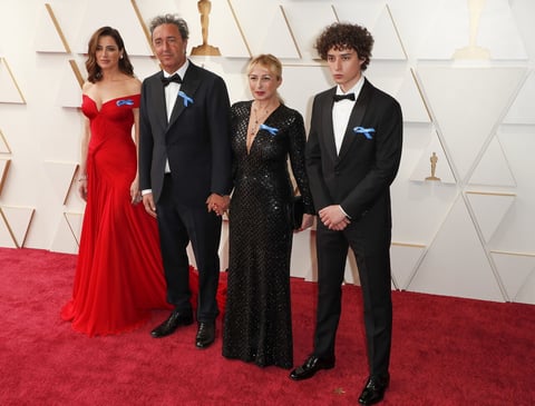 Hollywood (United States), 27/03/2022.- Paolo Sorrentino (2L) arrives for the 94th annual Academy Awards ceremony at the Dolby Theatre in Hollywood, Los Angeles, California, USA, 27 March 2022. The Oscars are presented for outstanding individual or collective efforts in filmmaking in 24 categories. (Estados Unidos) EFE/EPA/DAVID SWANSON