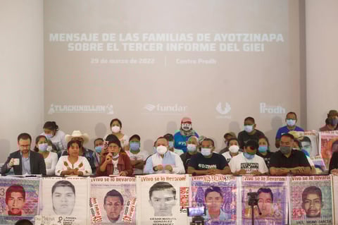 Familiares de los 43 estudiantes de Ayotzinapa reclaman a gobierno tras informe del GIEI