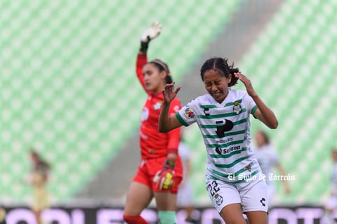 Olga Trasviña #22, Media, Santos