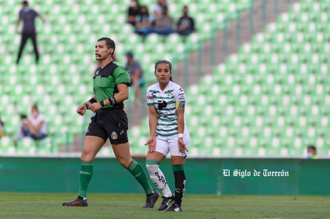 Cinthya Peraza #10, Media, Santos