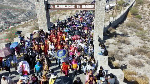 Miles de fieles reviven el Viacrucis en el Cerro de las Noas de Torreón