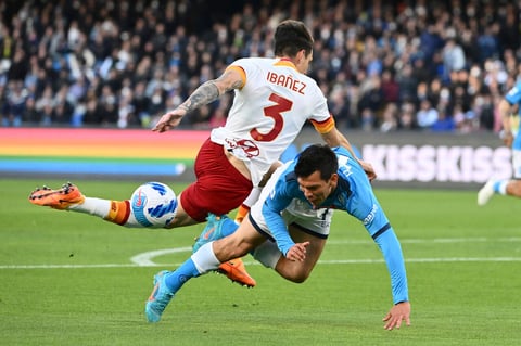 Foto Alfredo Falcone / LaPresse18/04/2022 Napoli, ItaliaSport CalcioNapoli - Roma  - Campionato di Calcio Serie A 2021/2022 - Stadio Diego Armando Maradona di NapoliNella foto:   il fallo da rigore di roger ibanez nei confronti di hirving lozanoPhoto Alfredo Falcone / LaPresse18/04/2022 Naples, ItalySport SoccerNapoli - Roma - Italian Football Championship League A 2021/2022 - Diego Armando Maradona stadium of NaplesIn the pic: roger ibanez, hirving lozano