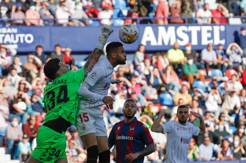 VALENCIA, 21/04/2022.-El portero del Levante Daniel Cárdenas, y el delantero marroquí del Sevilla Youssef En-Nesyri, durante el partido de la jornada 33 de LaLiga Santander, este jueves en el Estadi Ciutat de València.- EFE /  Manuel Bruque