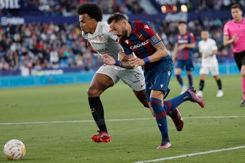 VALENCIA, 21/04/2022.- El centrocampista del Levante UD, José Luis Morales (d), disputa el balón ante el defensa francés del Sevilla, Jules Koundé, durante el encuentro correspondiente a la jornada 33 de primera división que disputan hoy jueves en el estadio Ciudad de Valencia. EFE/Manuel Bruque.