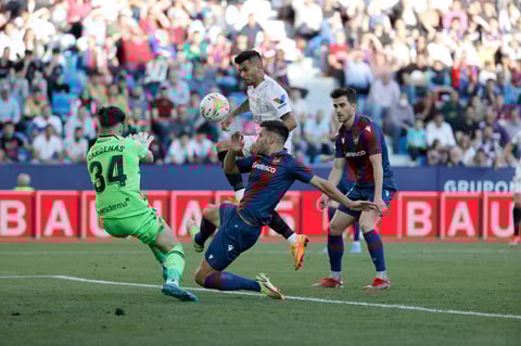 VALENCIA, 21/04/2022.- El centrocampista mexicano del Sevilla FC Jesús Manuel Corona (c. arriba) remata para conseguir el segundo gol del equipo andaluz ante la UD Levante, durante el partido de la jornada 33 en Liga en Primera División que se juega hoy jueves en el estadio Ciudad de Valencia. EFE/Manuel Bruque