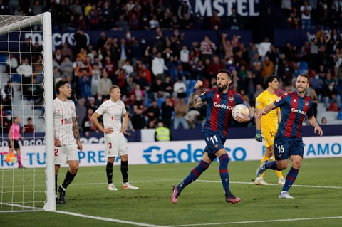 VALENCIA, 21/04/2022.- Los jugadores del Levante UD Roberto Soldado (d) y José Luis Morales (c) celebran el segundo gol del equipo ante el Sevilla FC, durante el partido de la jornada 33 en Liga en Primera División que se juega hoy jueves en el estadio Ciudad de Valencia. EFE/Manuel Bruque