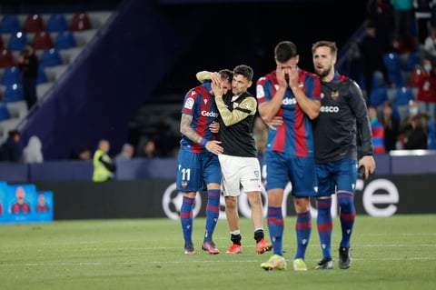 VALENCIA, 21/04/2022.- Los jugadores del Levante UD tras el partido de la jornada 33 en Liga en Primera División que Levante UD y Sevilla FC jugaron hoy jueves en el estadio Ciudad de Valencia. EFE/Manuel Bruque