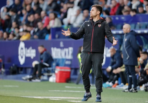 VALENCIA, 21/04/2022.- El entrenador del Levante, Alessio Lisci, durante el partido de Liga en Primera División ante el Sevilla que disputan hoy jueves en el estadio Ciudad de Valencia. EFE/Manuel Bruque