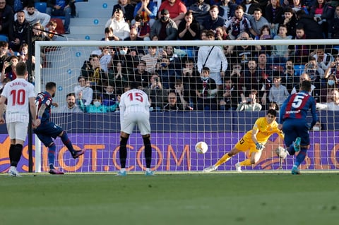 VALENCIA, 21/04/2022.- El delantero del Levante, José Luis Morales (2i), en el lanzamiento de penalti ante el guardameta marroquí del Sevilla, Yassine Bounou, que ha significado el primer gol del equipo granota durante el encuentro correspondiente a la jornada 33 de primera división que disputan hoy jueves en el estadio Ciudad de Valencia. EFE/Manuel Bruque.
