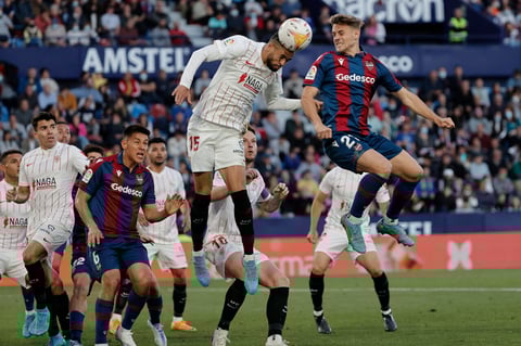 VALENCIA, 21/04/2022.- El delantero del Sevilla Youssef En-Nesyri (2-d) cabecea un balón ante Dani Gómez (d), del Levante, durante el partido de Liga en Primera División que disputan hoy jueves en el estadio Ciudad de Valencia. EFE/Manuel Bruque