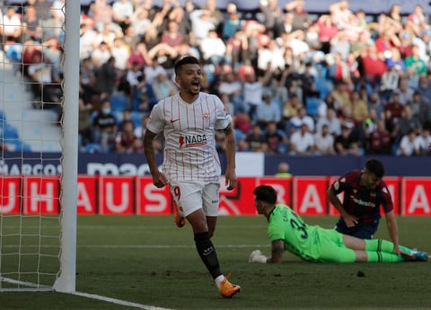 VALENCIA, 21/04/2022.- El centrocampista mexicano del Sevilla FC Jesús Manuel Corona 'Tecatito' celebra su segundo gol, y segundo del equipo andaluz ante el Levante UD, durante el partido de la jornada 33 en Liga en Primera División que se juega hoy jueves en el estadio Ciudad de Valencia. EFE/Manuel Bruque