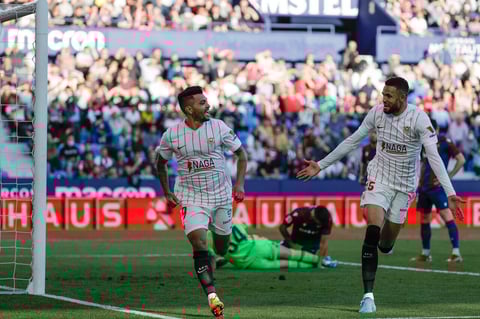 VALENCIA, 21/04/2022.- El centrocampista mexicano del Sevilla FC Jesús Manuel Corona 'Tecatito' (i) celebra su segundo gol, y segundo del equipo andaluz ante el Levante UD, durante el partido de la jornada 33 en Liga en Primera División que se juega hoy jueves en el estadio Ciudad de Valencia. EFE/Manuel Bruque