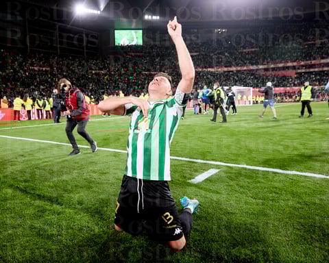 SEVILLA, 24/04/2022.- El jugador del Betis, Joaquín Sánchez, celebra la victoria del equipo bético en la final de la Copa del Rey tras derrotar al Valencia en la tanda de penaltis a la finalización del encuentro que han disputado hoy sábado frente al Valencia en el estadio de La Cartuja, en Sevilla. EFE / Pablo García / RFEF ***SOLO USO EDITORIAL, SOLO DISPONIBLE PARA ILUSTRAR LA NOTICIA QUE ACOMPAÑA (CRÉDITO OBLIGATORIO)***