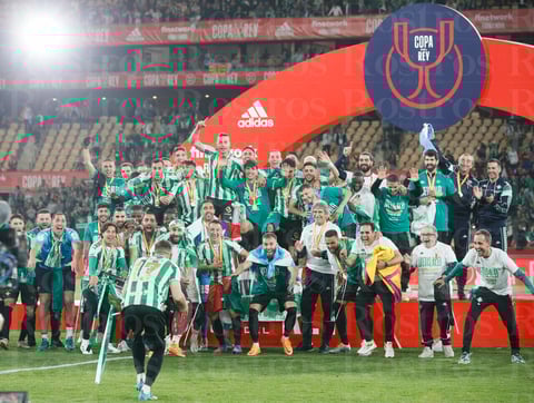 SEVILLA, 23/04/2022.- Los jugadores del Betis tras recibir el trofeo que les acredita campeones de la Copa del Rey al derrotar al Valencia en la tanda de penaltis en el encuentro que han disputado este sábado en el estadio de La Cartuja de Sevilla. EFE/Jose Manuel Vidal