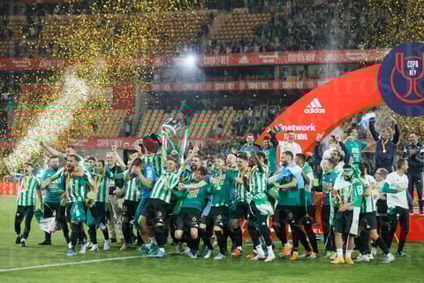 SEVILLA, 23/04/2022.- Los jugadores del Betis tras recibir el trofeo que les acredita campeones de la Copa del Rey al derrotar al Valencia en la tanda de penaltis en el encuentro que han disputado este sábado en el estadio de La Cartuja de Sevilla. EFE/Jose Manuel Vidal