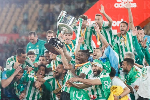 SEVILLA, 23/04/2022.- Los jugadores del Betis tras recibir el trofeo que les acredita campeones de la Copa del Rey al derrotar al Valencia en la tanda de penaltis en el encuentro que han disputado este sábado en el estadio de La Cartuja de Sevilla. EFE/Jose Manuel Vidal