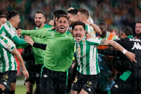 SEVILLA, 23/04/2022.- Los jugadores del Betis celebran la victoria del equipo bético en la final de la Copa del Rey al derrotar al Valencia en la tanda de penaltis en el encuentro que han disputado este sábado en el estadio de La Cartuja de Sevilla. EFE/José Manuel Vidal