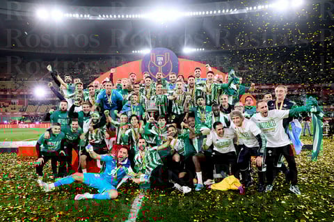 SEVILLA, 24/04/2022.- Jugadores y cuerpo técnico del Betis celebran la victoria del equipo bético en la final de la Copa del Rey tras derrotar al Valencia en la tanda de penaltis en el encuentro que han disputado hoy sábado en el estadio de La Cartuja, en Sevilla. EFE / Pablo García / RFEF ***SOLO USO EDITORIAL, SOLO DISPONIBLE PARA ILUSTRAR LA NOTICIA QUE ACOMPAÑA (CRÉDITO OBLIGATORIO)***
