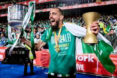 SEVILLA, 24/04/2022.- El delantero del Betis, Borja Iglesias, posa con el trofeo de Campeón de la Copa del Rey y de mejor jugador de la final, a la finalización del encuentro que han disputado hoy sábado frente al Valencia en el estadio de La Cartuja, en Sevilla. EFE / Pablo García / RFEF ***SOLO USO EDITORIAL, SOLO DISPONIBLE PARA ILUSTRAR LA NOTICIA QUE ACOMPAÑA (CRÉDITO OBLIGATORIO)***