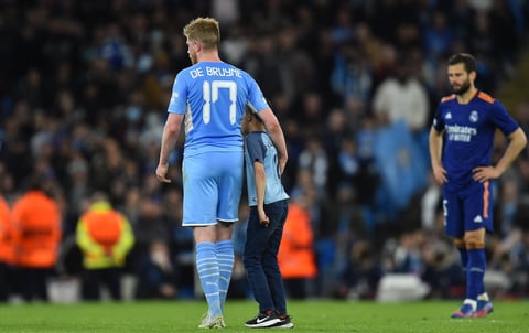 Manchester (United Kingdom), 26/04/2022.- An little pitch invader (C) and Manchester City's Kevin De Bruyne (L) during the UEFA Champions League semi final, first leg soccer match between Manchester City and Real Madrid in Manchester, Britain, 26 April 2022. (Liga de Campeones, Reino Unido) EFE/EPA/PETER POWELL