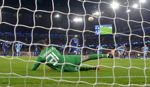 Manchester (United Kingdom), 26/04/2022.- Real Madrid's Karim Benzema (C) scores from a penalty shot against Manchester City goalkeeper Ederson (in green) during the UEFA Champions League semi final, first leg soccer match between Manchester City and Real Madrid in Manchester, Britain, 26 April 2022. (Liga de Campeones, Reino Unido) EFE/EPA/PETER POWELL