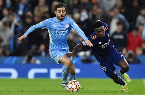 Manchester (United Kingdom), 26/04/2022.- Manchester City's Bernardo Silva (L) in action against Real Madrid's Vinicius Junior (R) during the UEFA Champions League semi final, first leg soccer match between Manchester City and Real Madrid in Manchester, Britain, 26 April 2022. (Liga de Campeones, Reino Unido) EFE/EPA/PETER POWELL
