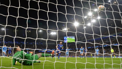 Manchester (United Kingdom), 26/04/2022.- Real Madrid's Karim Benzema (C) scores from a penalty shot against Manchester City goalkeeper Ederson (in green) during the UEFA Champions League semi final, first leg soccer match between Manchester City and Real Madrid in Manchester, Britain, 26 April 2022. (Liga de Campeones, Reino Unido) EFE/EPA/PETER POWELL