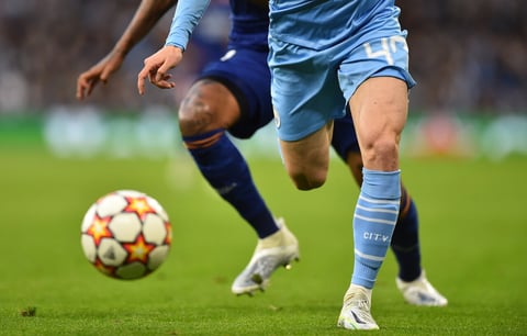 Manchester (United Kingdom), 26/04/2022.- Manchester City's Phil Foden (R) in action during the UEFA Champions League semi final, first leg soccer match between Manchester City and Real Madrid in Manchester, Britain, 26 April 2022. (Liga de Campeones, Reino Unido) EFE/EPA/PETER POWELL