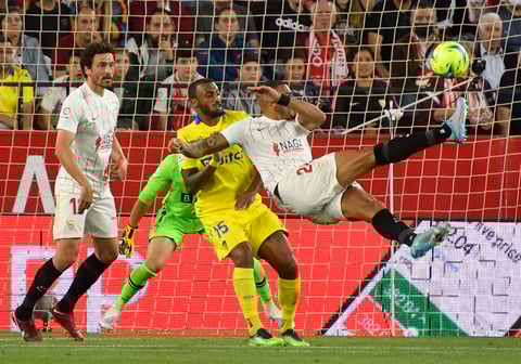 SEVILLA, 29/04/2022.- El defensa del Sevilla Diego Carlos (d) chuta ante Carlos Akapo (c), del Cádiz, durante el partido de Liga en Primera División que disputan este viernes en el estadio Ramón Sánchez-Pizjúan, en Sevilla. EFE/Raúl Caro