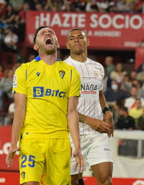 SEVILLA, 29/04/2022.- El delantero del Cádiz Lucas Pérez (i), durante el partido de Liga en Primera División ante el Sevilla que disputan este viernes en el estadio Ramón Sánchez-Pizjúan. EFE/Raúl Caro