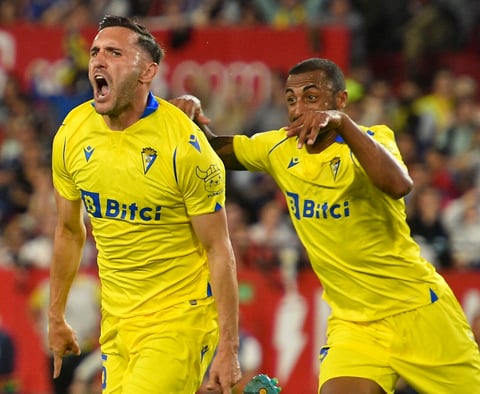 SEVILLA, 29/04/2022.- El delantero del Cádiz Lucas Pérez (i) celebra tras marcar ante el Sevilla, durante el partido de Liga en Primera División que disputan este viernes en el estadio Ramón Sánchez-Pizjúan. EFE/Raúl Caro