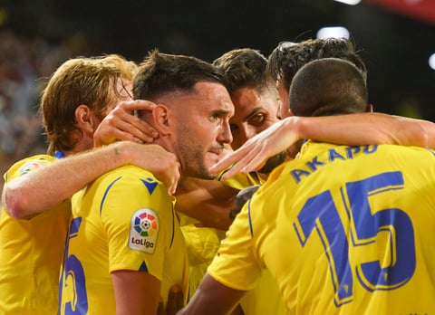 SEVILLA, 29/04/2022.- El delantero del Cádiz Lucas Pérez (2-i) celebra con sus compañeros tras marcar ante el Sevilla, durante el partido de Liga en Primera División que disputan este viernes en el estadio Ramón Sánchez-Pizjúan. EFE/Raúl Caro