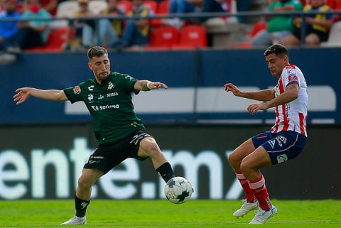 MEX2761. SAN LUIS POTOSÍ (MÉXICO), 01/05/2022.- Germán Berterame (d) del Atlético San Luis disputa hoy el balón con Fernando Gorriarán del Santos Laguna, durante un partido por la jornada 17 de la Liga MX en el estadio Alfonso Lastras, en San Luis Potosí (México). EFE/Víctor Cruz
