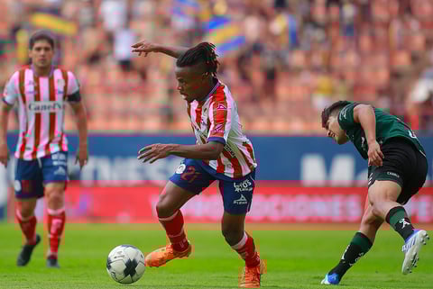 MEX2761. SAN LUIS POTOSÍ (MÉXICO), 01/05/2022.- Jhon Murillo (i) del Atlético San Luis disputa hoy el balón con Diego Medina del Santos Laguna, durante un partido por la jornada 17 de la Liga MX en el estadio Alfonso Lastras, en San Luis Potosí (México). EFE/Víctor Cruz